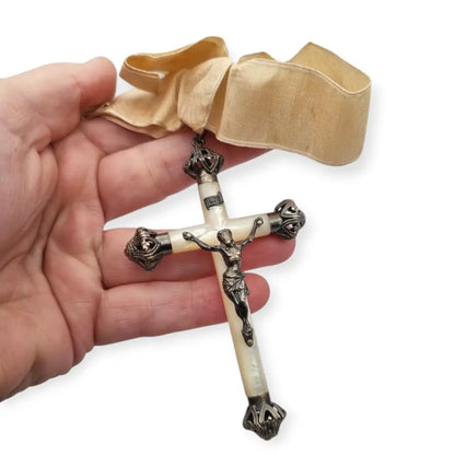 Crucifijo de nácar y plata con lazo original trabajo devocional circa.
