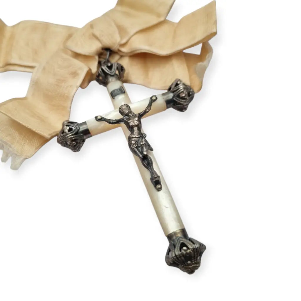 Crucifijo de nácar y plata con lazo original trabajo devocional circa.