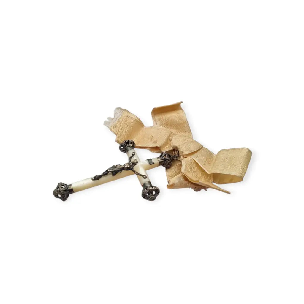 Crucifijo de nácar y plata con lazo original trabajo devocional circa.