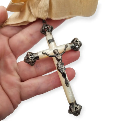 Crucifijo de nácar y plata con lazo original trabajo devocional circa.