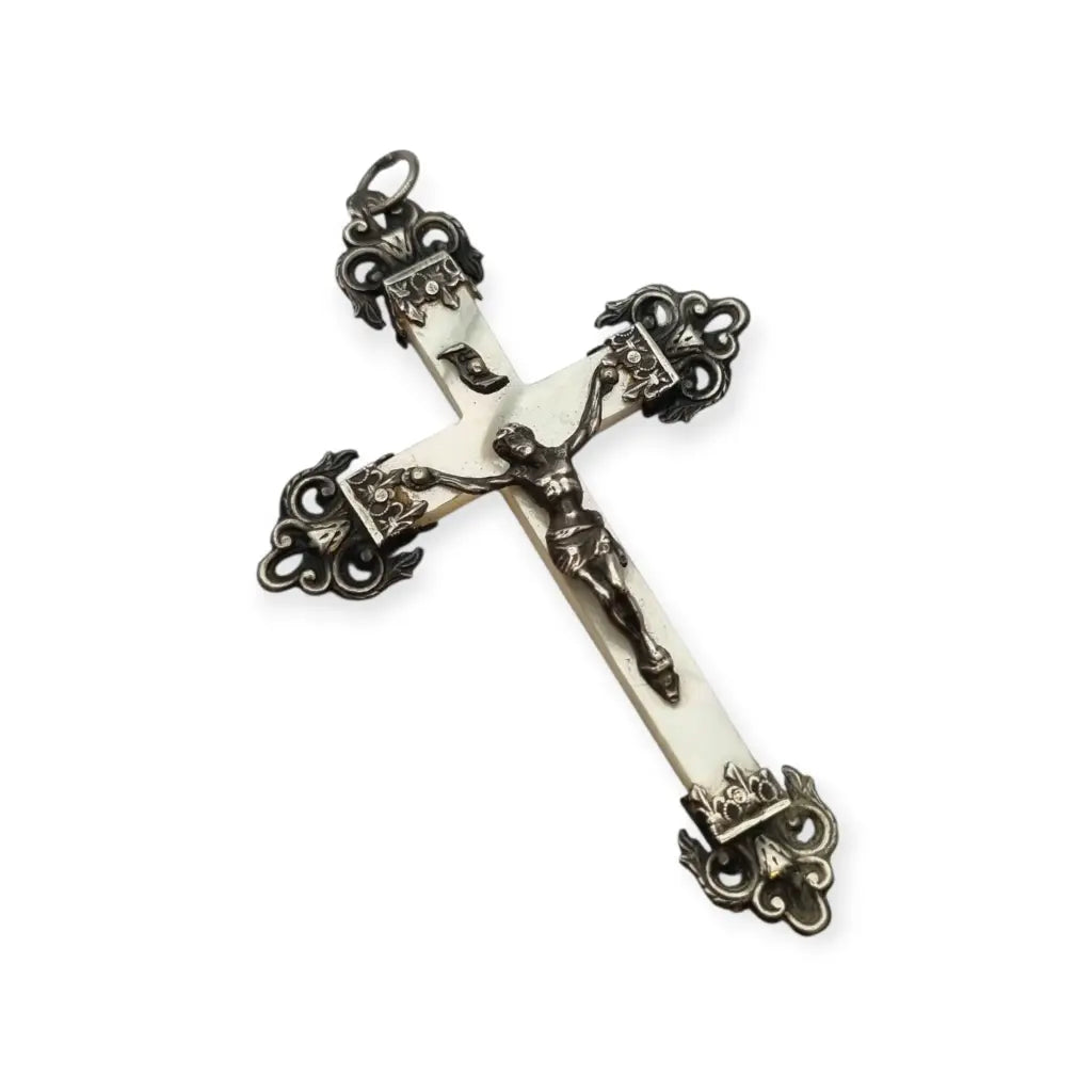Cruz antigua de nácar con Cristo en relieve y adornos barrocos plata circa
