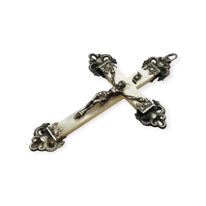 Cruz antigua de nácar con Cristo en relieve y adornos barrocos plata circa