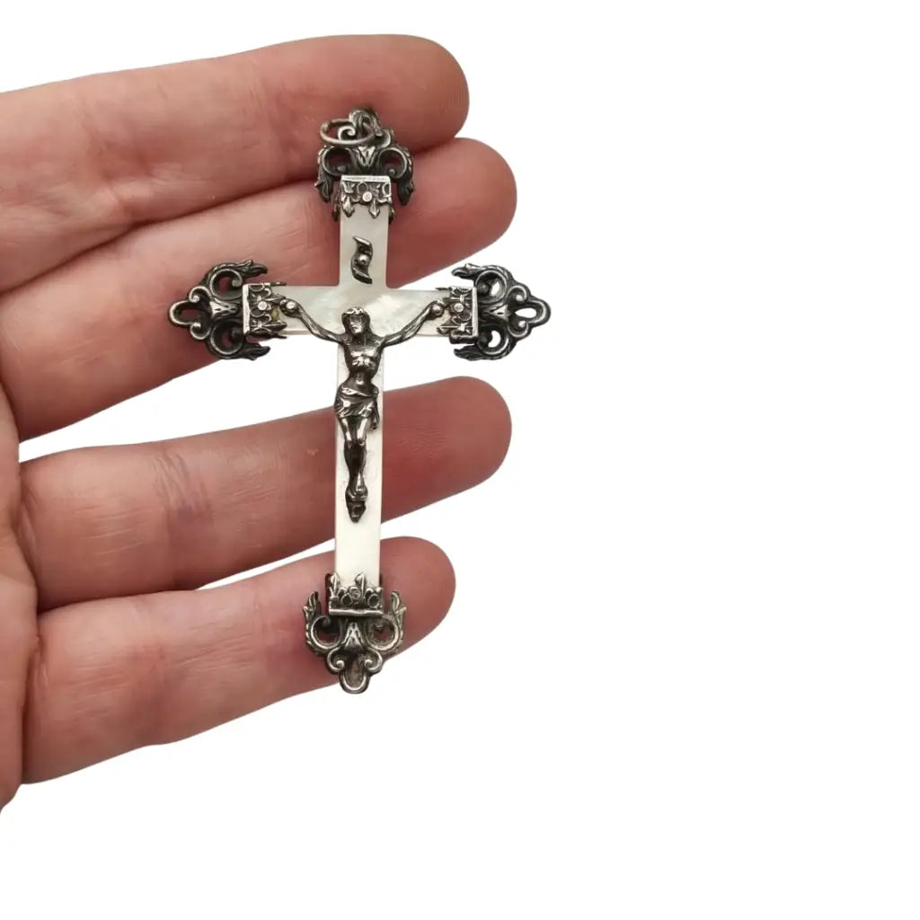 Cruz antigua de nácar con Cristo en relieve y adornos barrocos plata circa