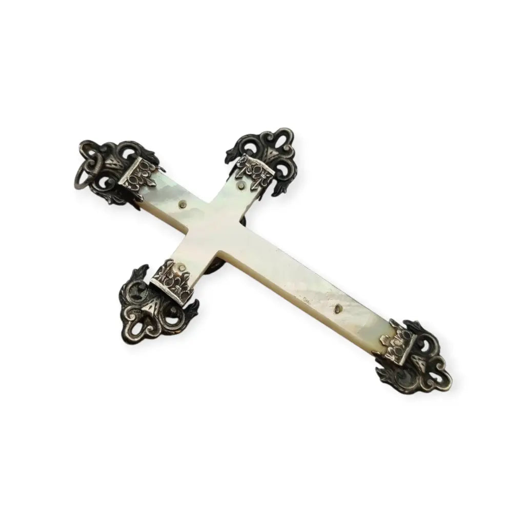 Cruz antigua de nácar con Cristo en relieve y adornos barrocos plata circa