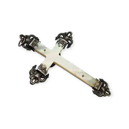 Cruz antigua de nácar con Cristo en relieve y adornos barrocos plata circa