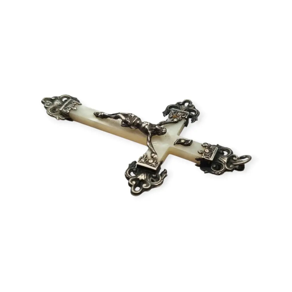 Cruz antigua de nácar con Cristo en relieve y adornos barrocos plata circa