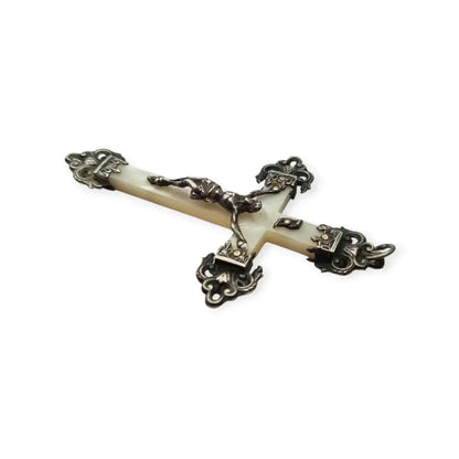 Cruz antigua de nácar con Cristo en relieve y adornos barrocos plata circa