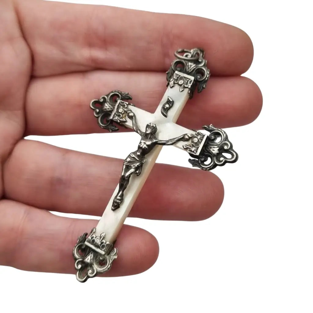 Cruz antigua de nácar con Cristo en relieve y adornos barrocos plata circa