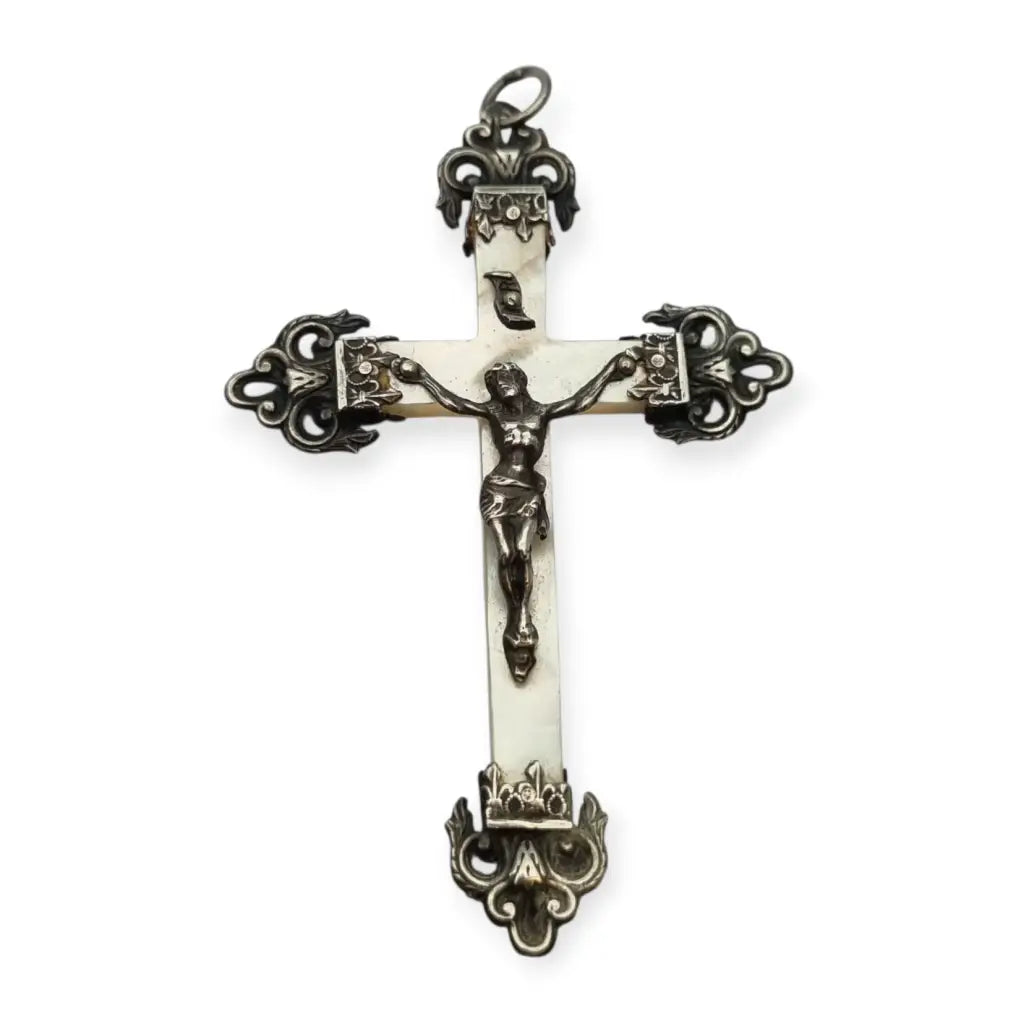 Cruz antigua de nácar con Cristo en relieve y adornos barrocos plata circa