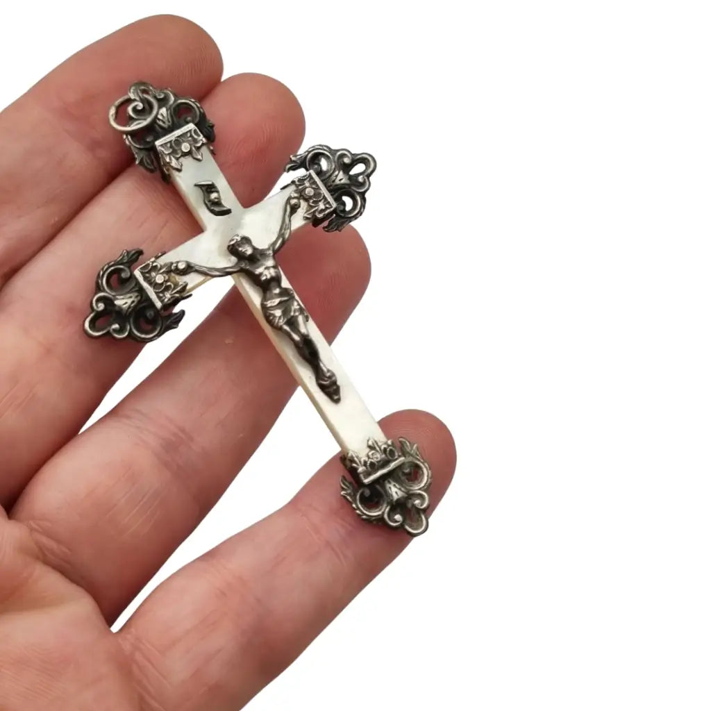 Cruz antigua de nácar con Cristo en relieve y adornos barrocos plata circa