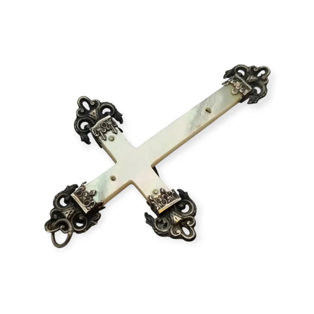 Cruz antigua de nácar con Cristo en relieve y adornos barrocos plata circa