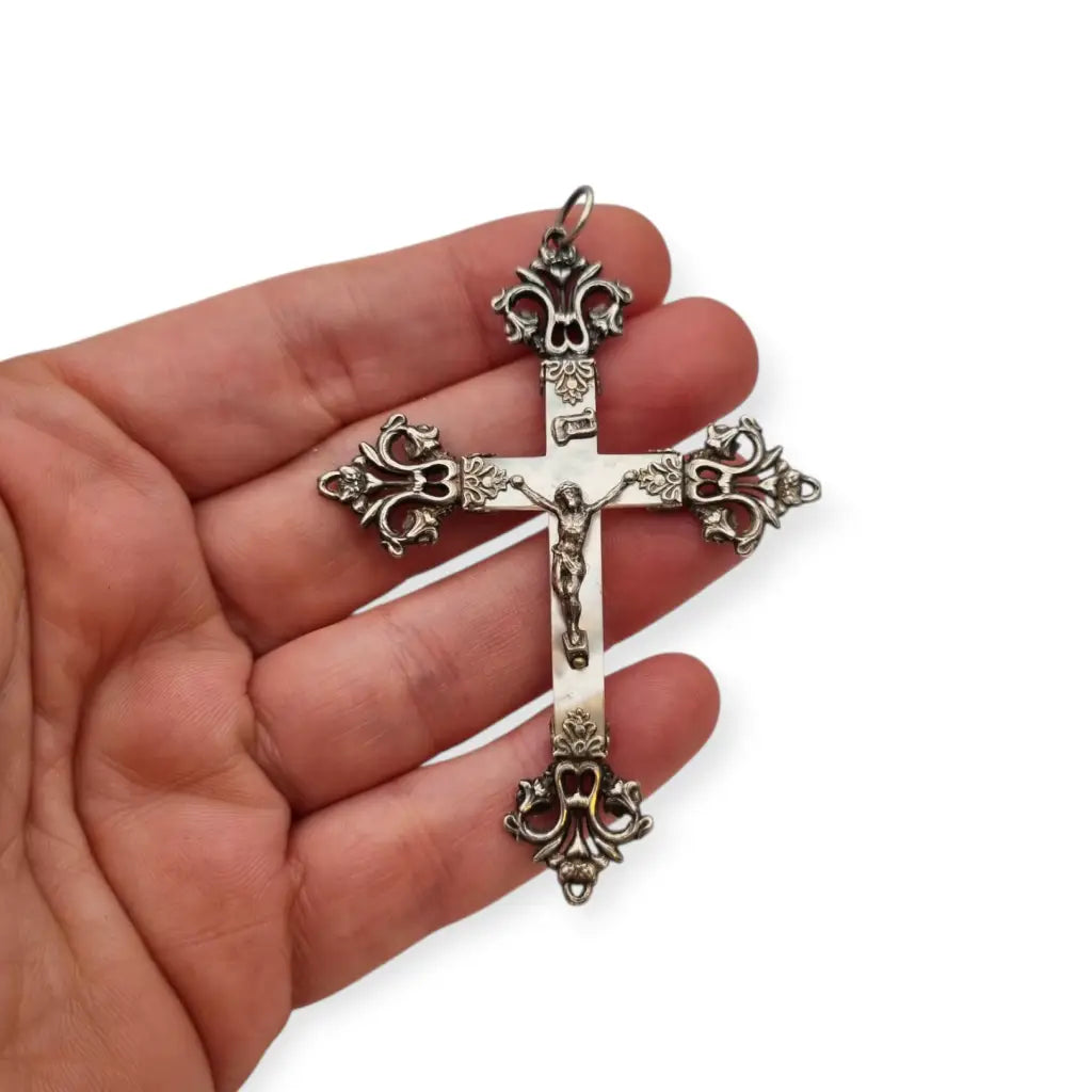 Cruz antigua de nácar y plata con Cristo estilo religioso Art Nouveau circa