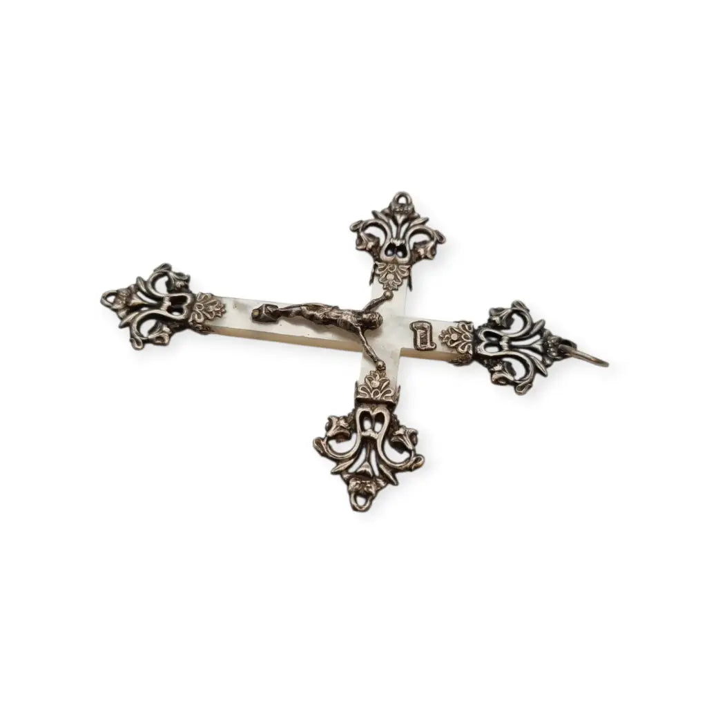 Cruz antigua de nácar y plata con Cristo estilo religioso Art Nouveau circa