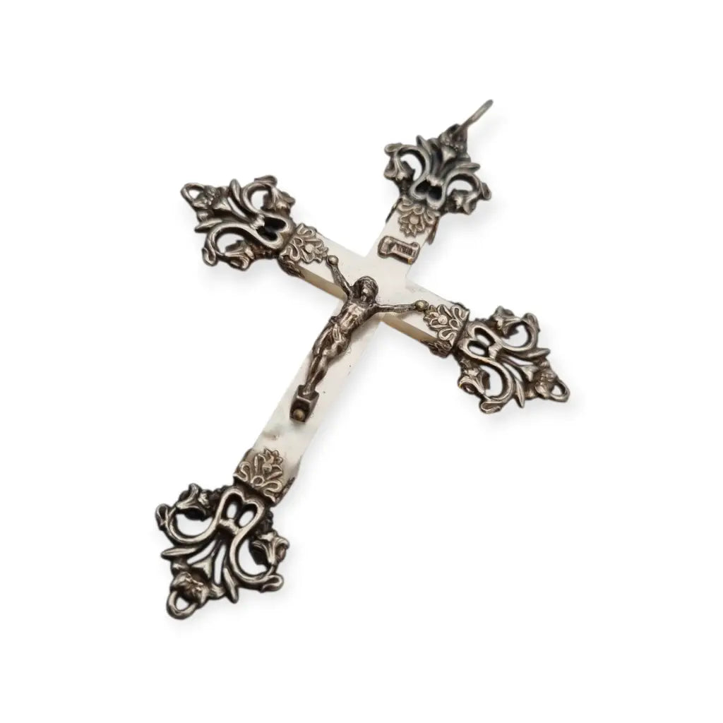 Cruz antigua de nácar y plata con Cristo estilo religioso Art Nouveau circa