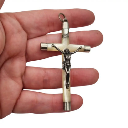 Cruz antigua de nácar y plata con Cristo ideal para devotos coleccionistas.