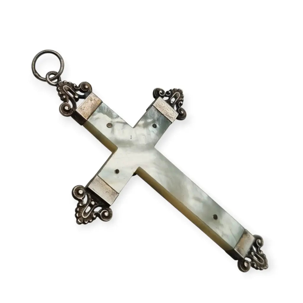 Cruz antigua en nácar y plata con detalles ornamentales regalos religiosos.