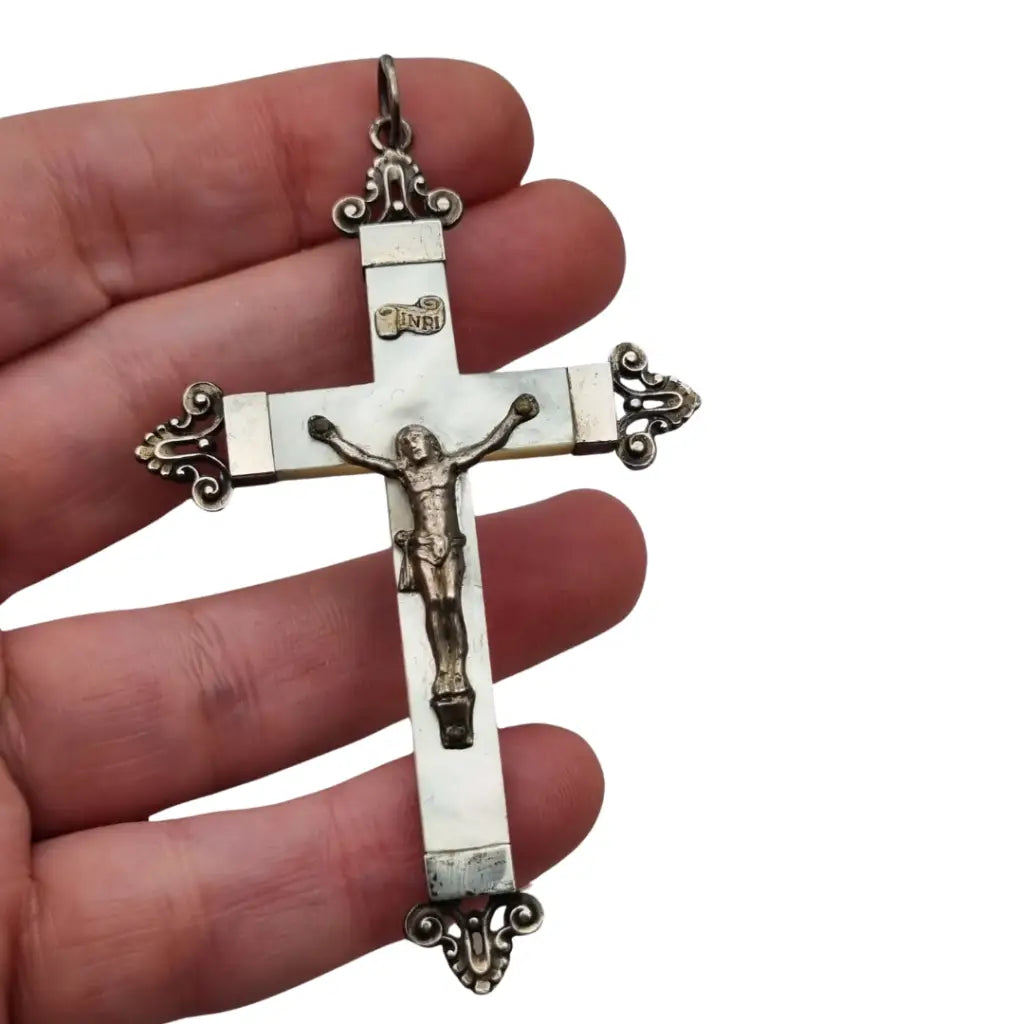 Cruz antigua en nácar y plata con detalles ornamentales regalos religiosos.