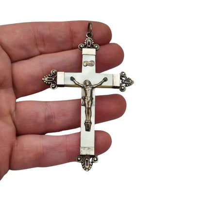 Cruz antigua en nácar y plata con detalles ornamentales regalos religiosos.
