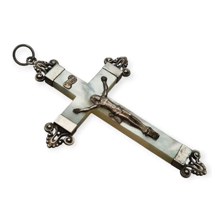 Cruz antigua en nácar y plata con detalles ornamentales regalos religiosos.
