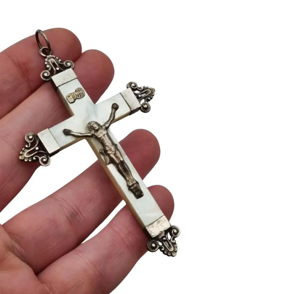 Cruz antigua en nácar y plata con detalles ornamentales regalos religiosos.
