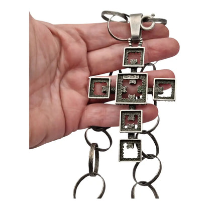 Cruz brutalista italiana en plata 800 de Uno A Erre con cadena martilleada años