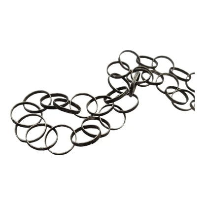 Cruz brutalista italiana en plata 800 de Uno A Erre con cadena martilleada años