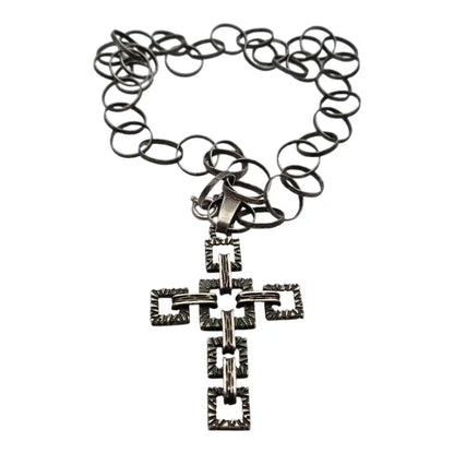 Cruz brutalista italiana en plata 800 de Uno A Erre con cadena martilleada años