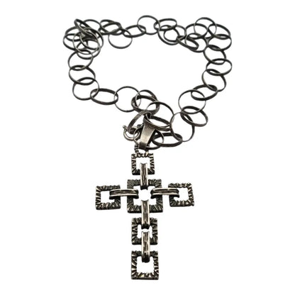 Cruz brutalista italiana en plata 800 de Uno A Erre con cadena martilleada años