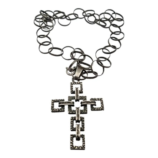 Cruz brutalista italiana en plata 800 de Uno A Erre con cadena martilleada años