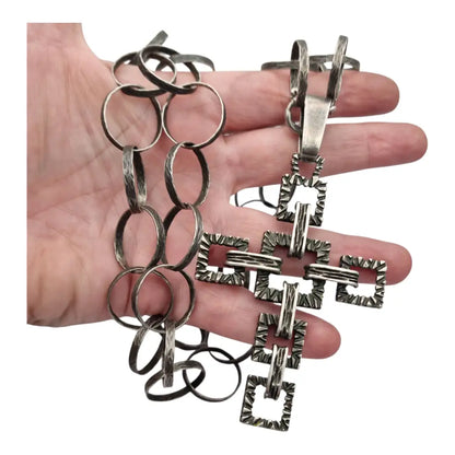 Cruz brutalista italiana en plata 800 de Uno A Erre con cadena martilleada años