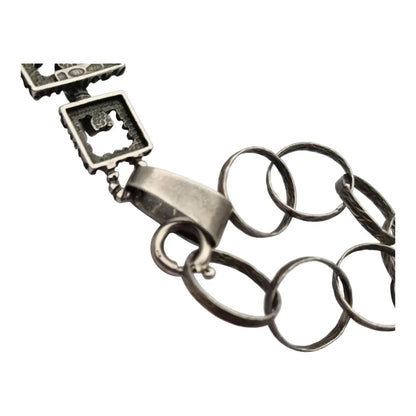 Cruz brutalista italiana en plata 800 de Uno A Erre con cadena martilleada años