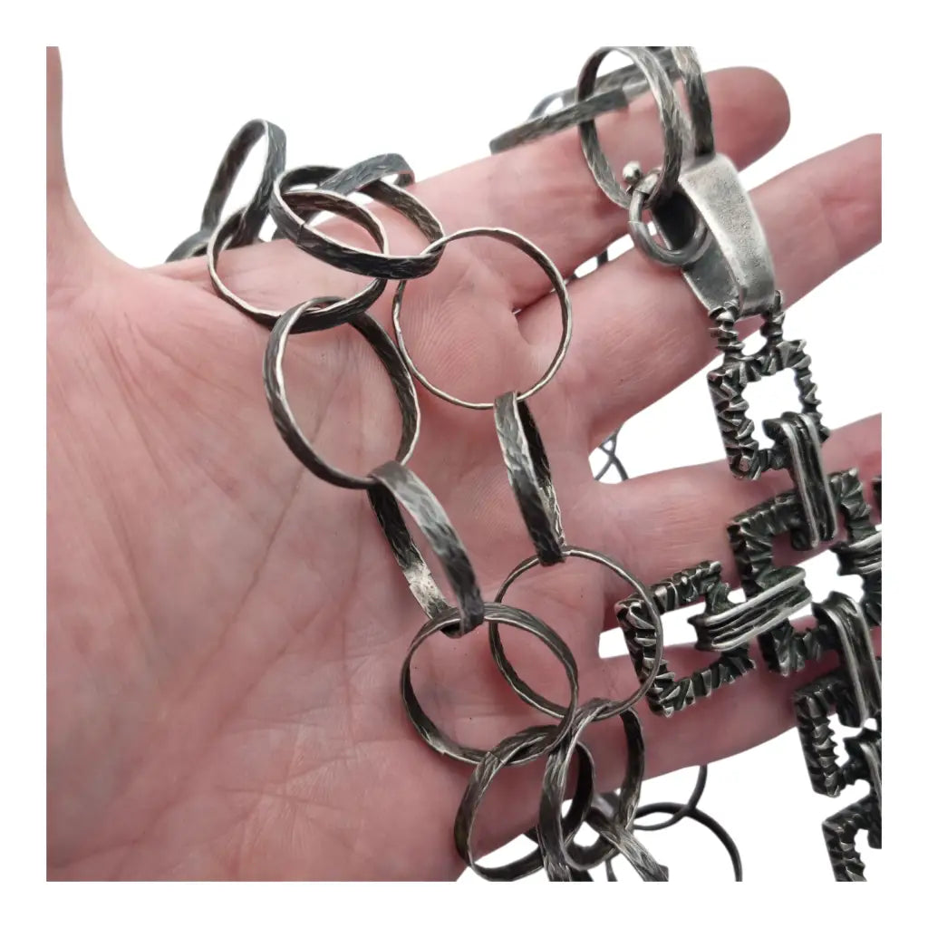 Cruz brutalista italiana en plata 800 de Uno A Erre con cadena martilleada años