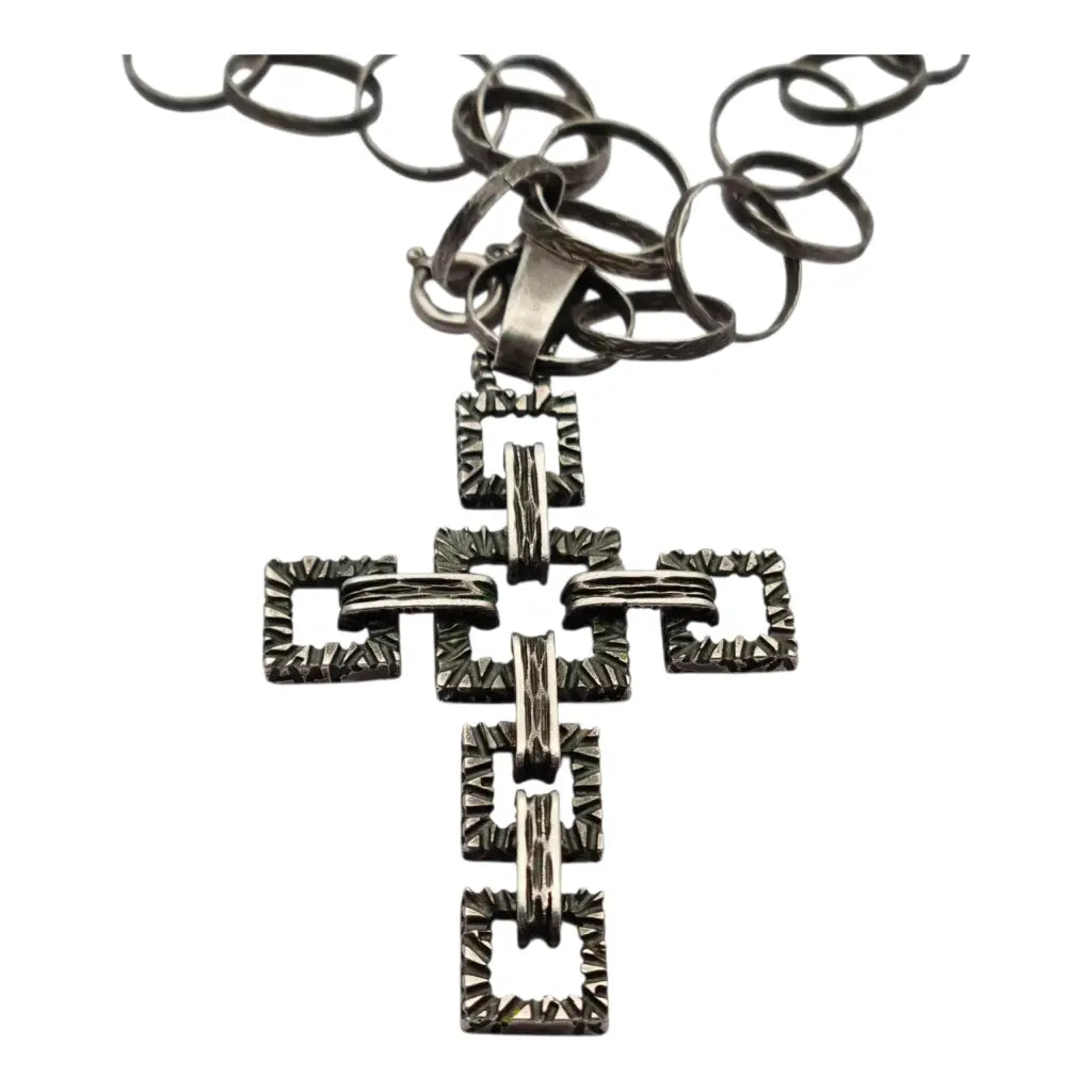 Cruz brutalista italiana en plata 800 de Uno A Erre con cadena martilleada años
