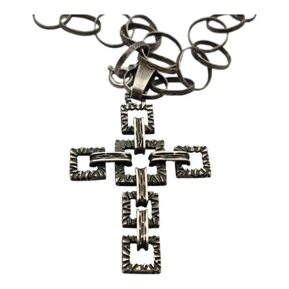Cruz brutalista italiana en plata 800 de Uno A Erre con cadena martilleada años