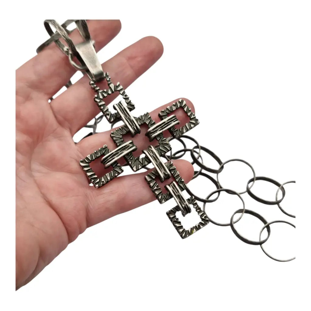 Cruz brutalista italiana en plata 800 de Uno A Erre con cadena martilleada años