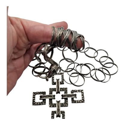 Cruz brutalista italiana en plata 800 de Uno A Erre con cadena martilleada años