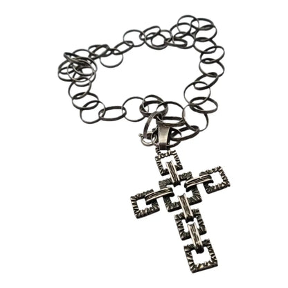 Cruz brutalista italiana en plata 800 de Uno A Erre con cadena martilleada años