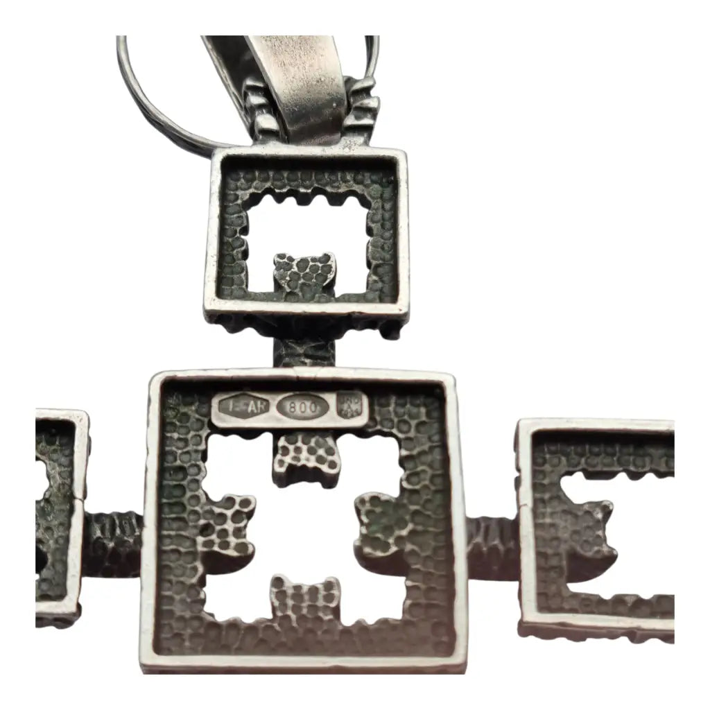Cruz brutalista italiana en plata 800 de Uno A Erre con cadena martilleada años