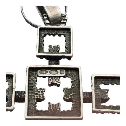 Cruz brutalista italiana en plata 800 de Uno A Erre con cadena martilleada años