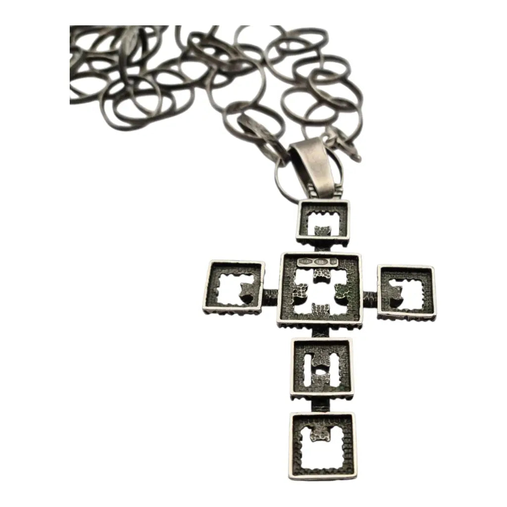Cruz brutalista italiana en plata 800 de Uno A Erre con cadena martilleada años