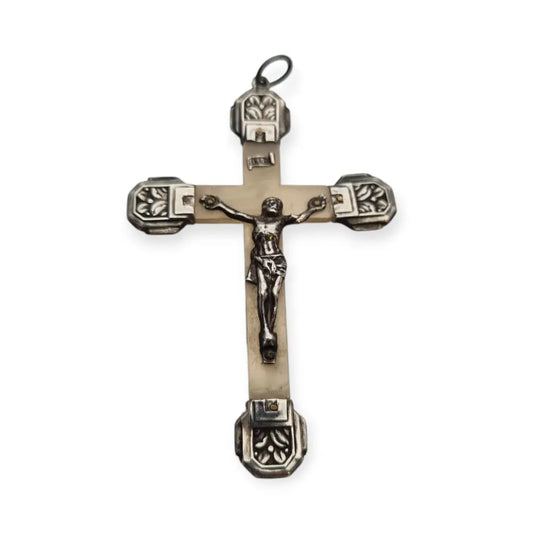 Cruz colgante Art Decó en plata y nácar. Francia circa 1930. Joya devocional