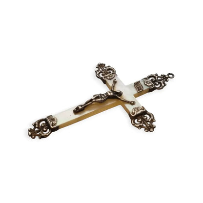 Cruz devocional en nácar y plata – colgante con Cristo relieve remates
