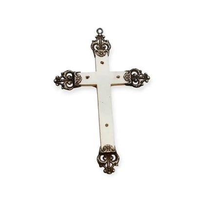 Cruz devocional en nácar y plata – colgante con Cristo relieve remates