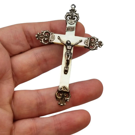 Cruz devocional en nácar y plata – colgante con Cristo relieve remates