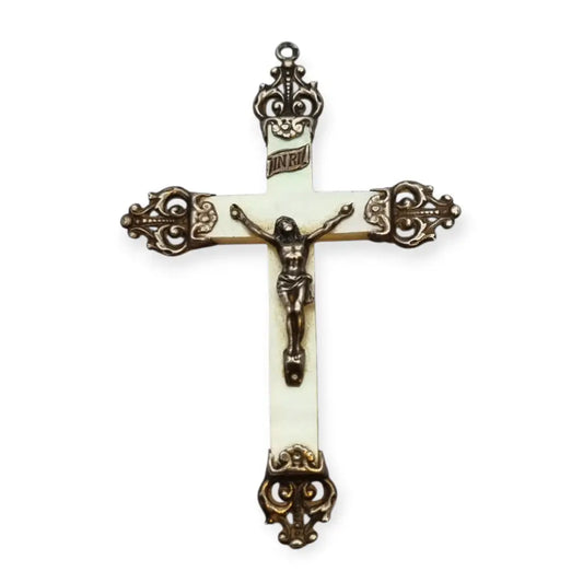 Cruz devocional en nácar y plata – colgante con Cristo relieve remates