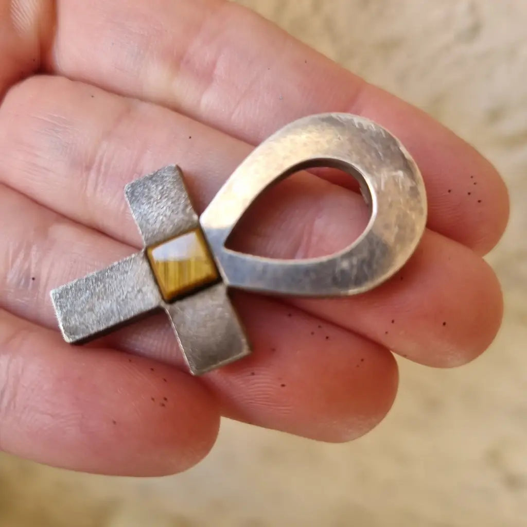 Cruz egipcia o Ankh. Llave de plata y ojo tigre. Joyería religiosa