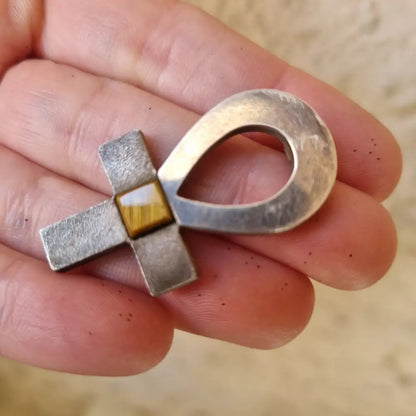 Cruz egipcia o Ankh. Llave de plata y ojo tigre. Joyería religiosa