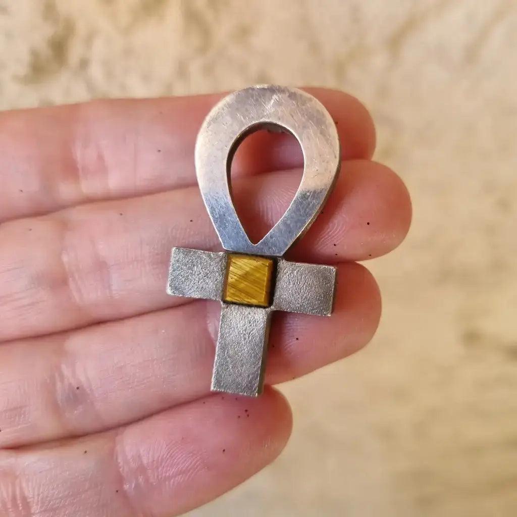 Cruz egipcia o Ankh. Llave de plata y ojo tigre. Joyería religiosa