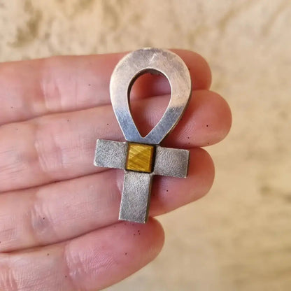 Cruz egipcia o Ankh. Llave de plata y ojo tigre. Joyería religiosa