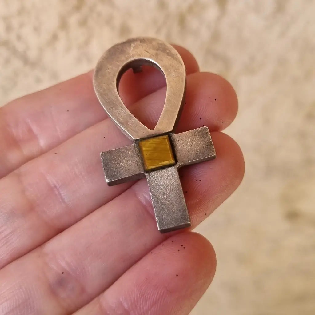 Cruz egipcia o Ankh. Llave de plata y ojo tigre. Joyería religiosa